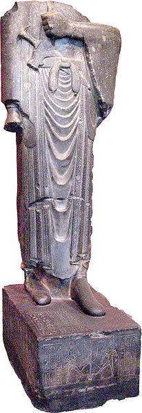 Darius Ier - 2,36 m de haut - placée à Héliopolis -ensuite ramenée à Suse par Xerxès Ier - musée National d'Iran